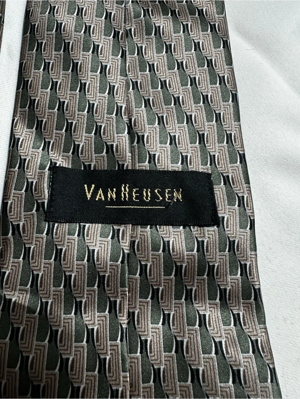 A52. Van Heusen Classic Men's Silk Green and Taule Patterned Tie